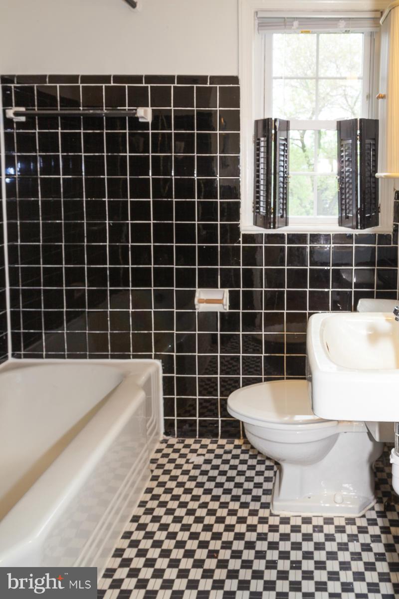6626 Boulevard View, Unit B2 Alexandria, VA 22307 - Photo 11 of 29 a bathroom with a toilet a sink a window and a bathtub