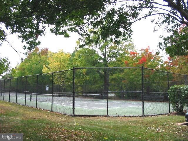 6626 Boulevard View, Unit B2 Alexandria, VA 22307 - Photo 15 of 29 a view of a backyard