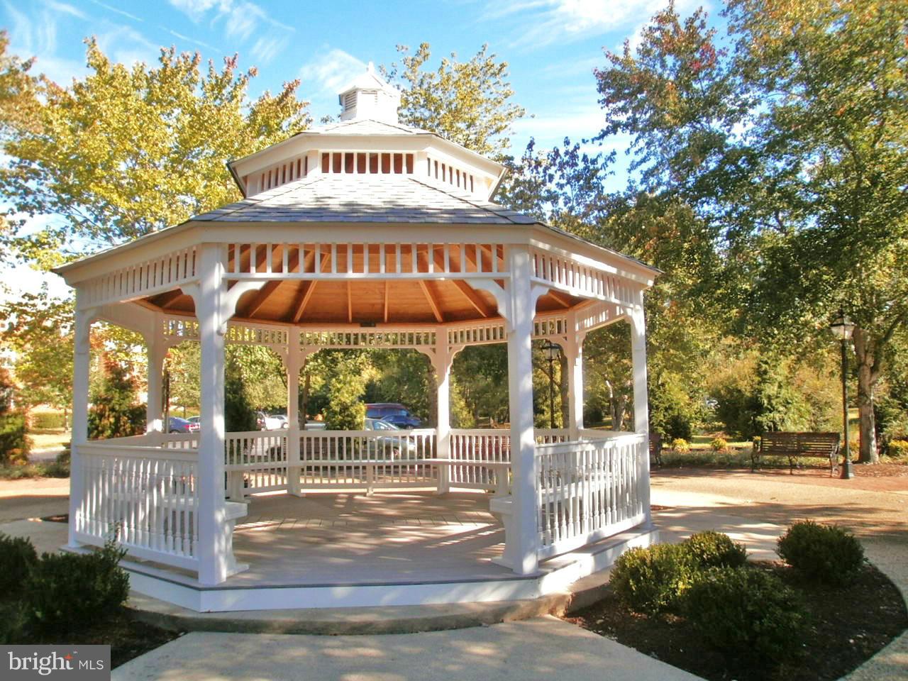 6626 Boulevard View, Unit B2 Alexandria, VA 22307 - Photo 20 of 29 a view of a building with a garden