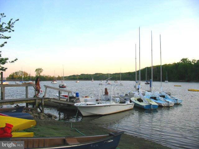 6626 Boulevard View, Unit B2 Alexandria, VA 22307 - Photo 26 of 29 a view of a lake with boats in the ocean