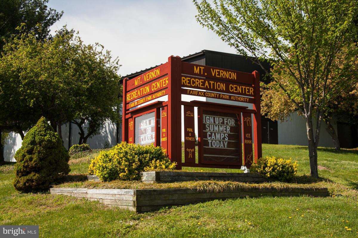 6626 Boulevard View, Unit B2 Alexandria, VA 22307 - Photo 27 of 29 a front view of a house with garden