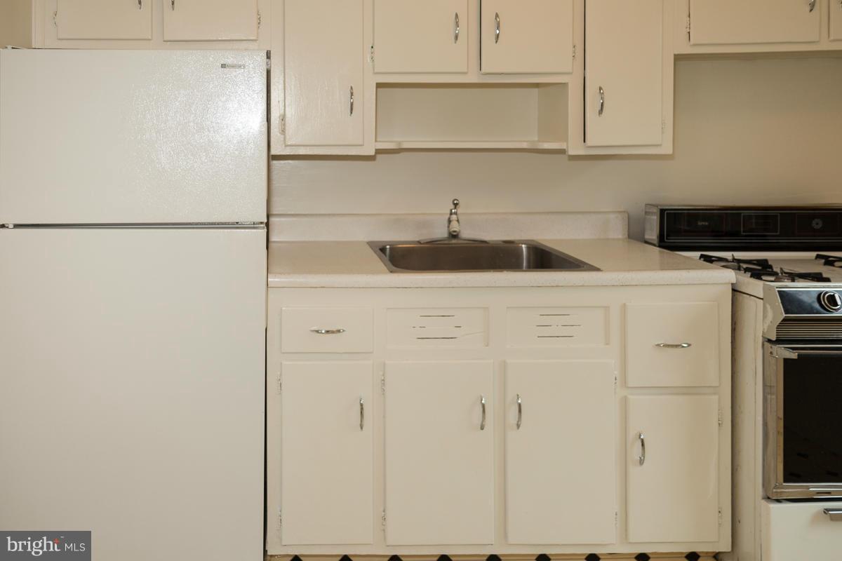 6626 Boulevard View, Unit B2 Alexandria, VA 22307 - Photo 4 of 29 a kitchen with appliances a sink and cabinets