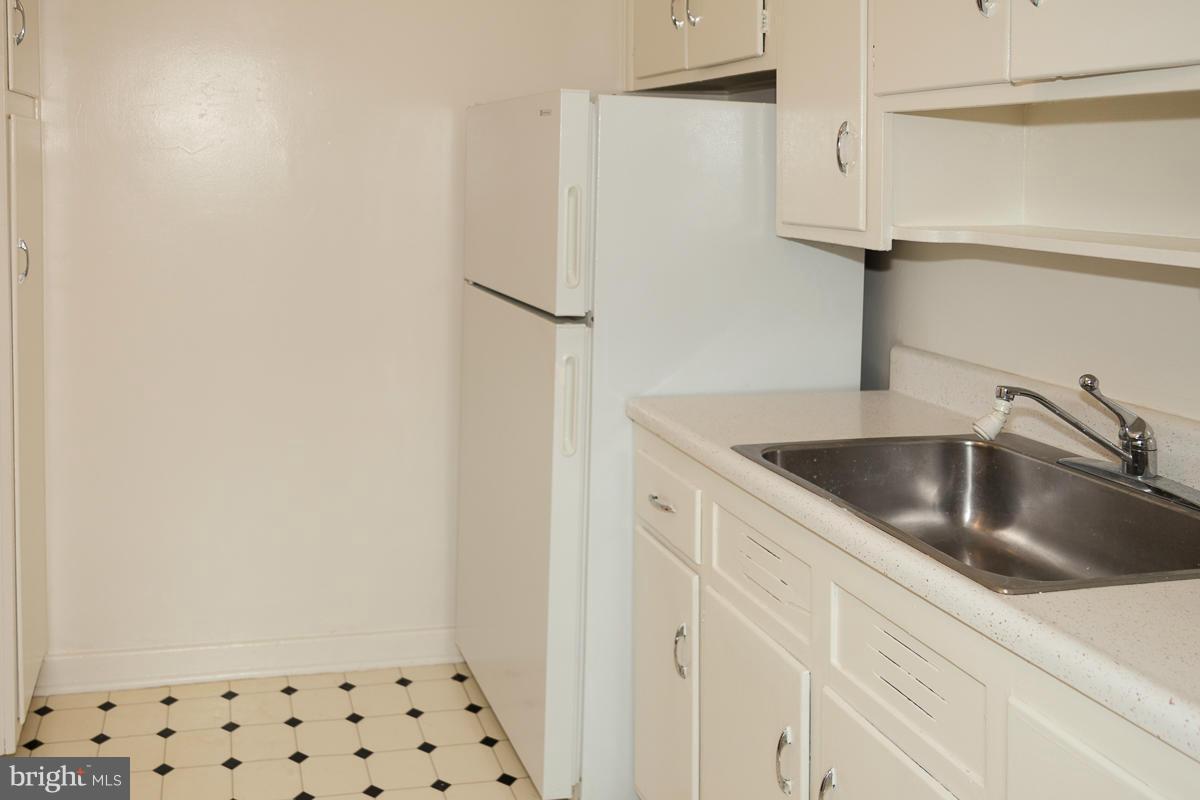 6626 Boulevard View, Unit B2 Alexandria, VA 22307 - Photo 5 of 29 a kitchen with sink a refrigerator and cabinets