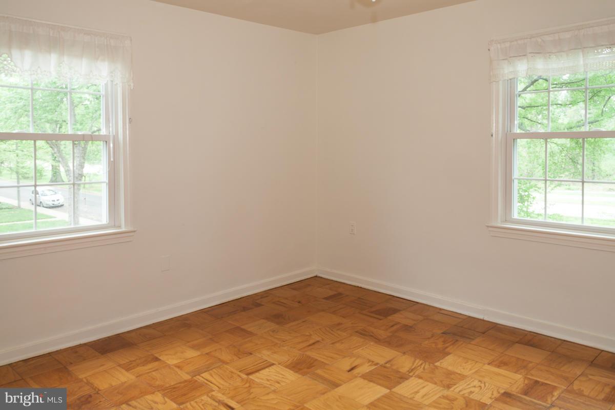 6626 Boulevard View, Unit B2 Alexandria, VA 22307 - Photo 8 of 29 an empty room with a window