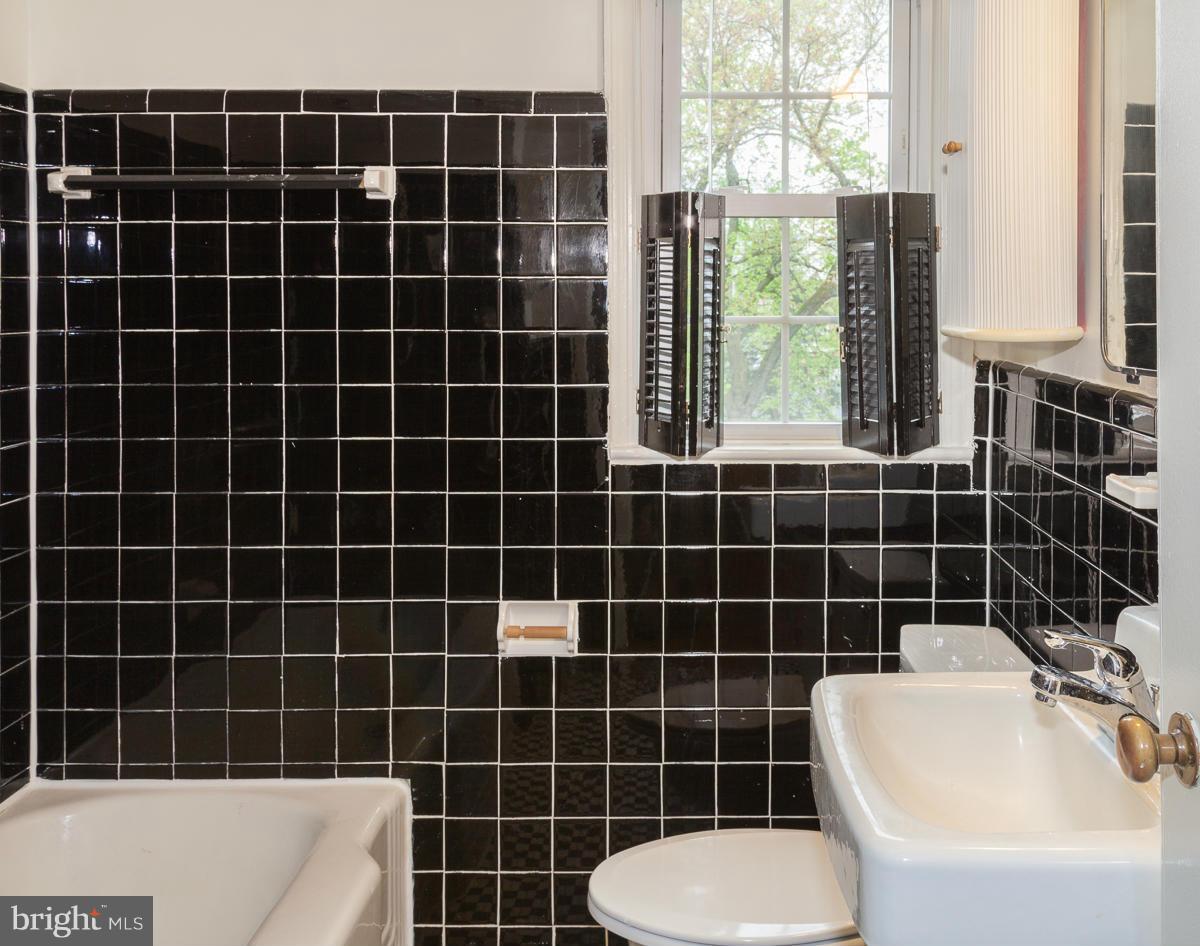 6626 Boulevard View, Unit B2 Alexandria, VA 22307 - Photo 10 of 29 a bathroom with a bath tub and window