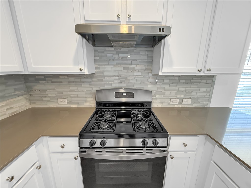 9238 Wilde Way Corpus Christi, TX 78410 - Photo 8 of 26 a stove top oven sitting inside of a kitchen