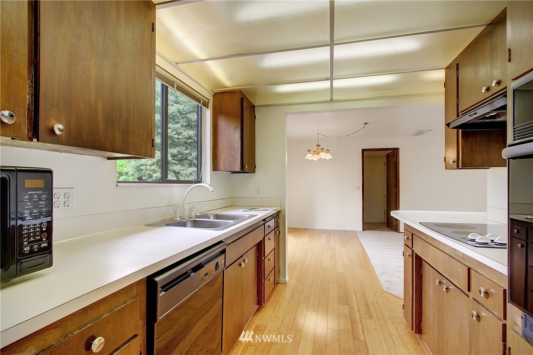 4529 Northeast 24th Street Renton, WA 98059 - Photo 6 of 18