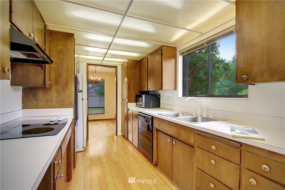 4529 Northeast 24th Street Renton, WA 98059 - Photo 7 of 18