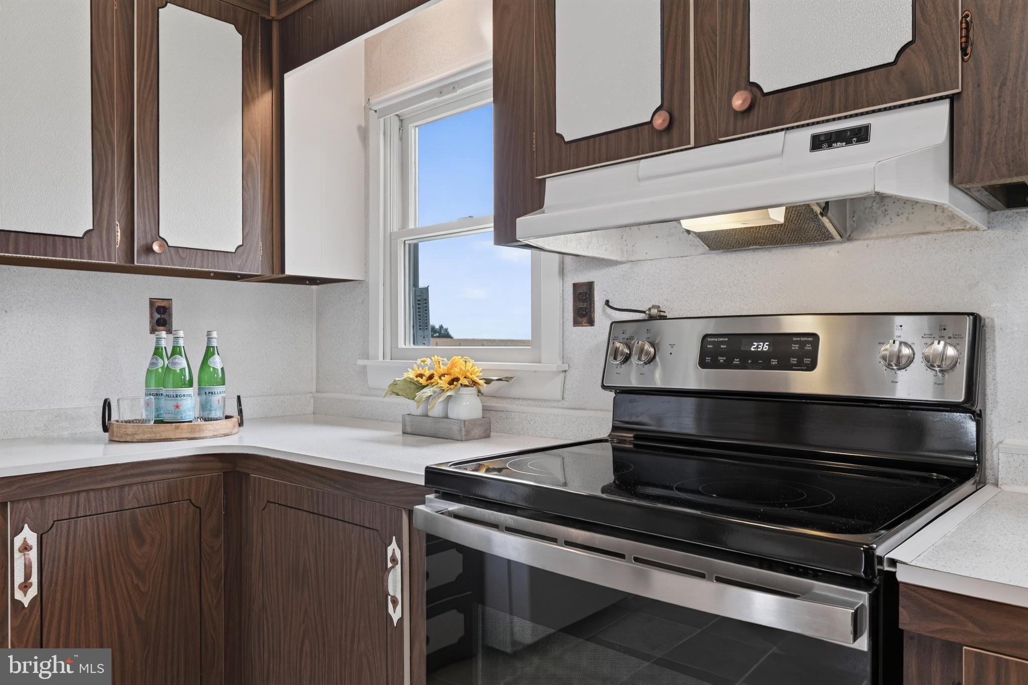 13835 Howard Road Dayton, MD 21036 - Photo 18 of 43 Stainless stell oven with glass cook top
