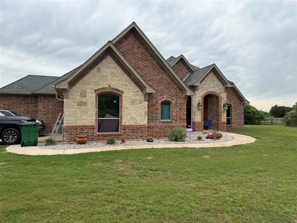 a view of a house with backyard and porch