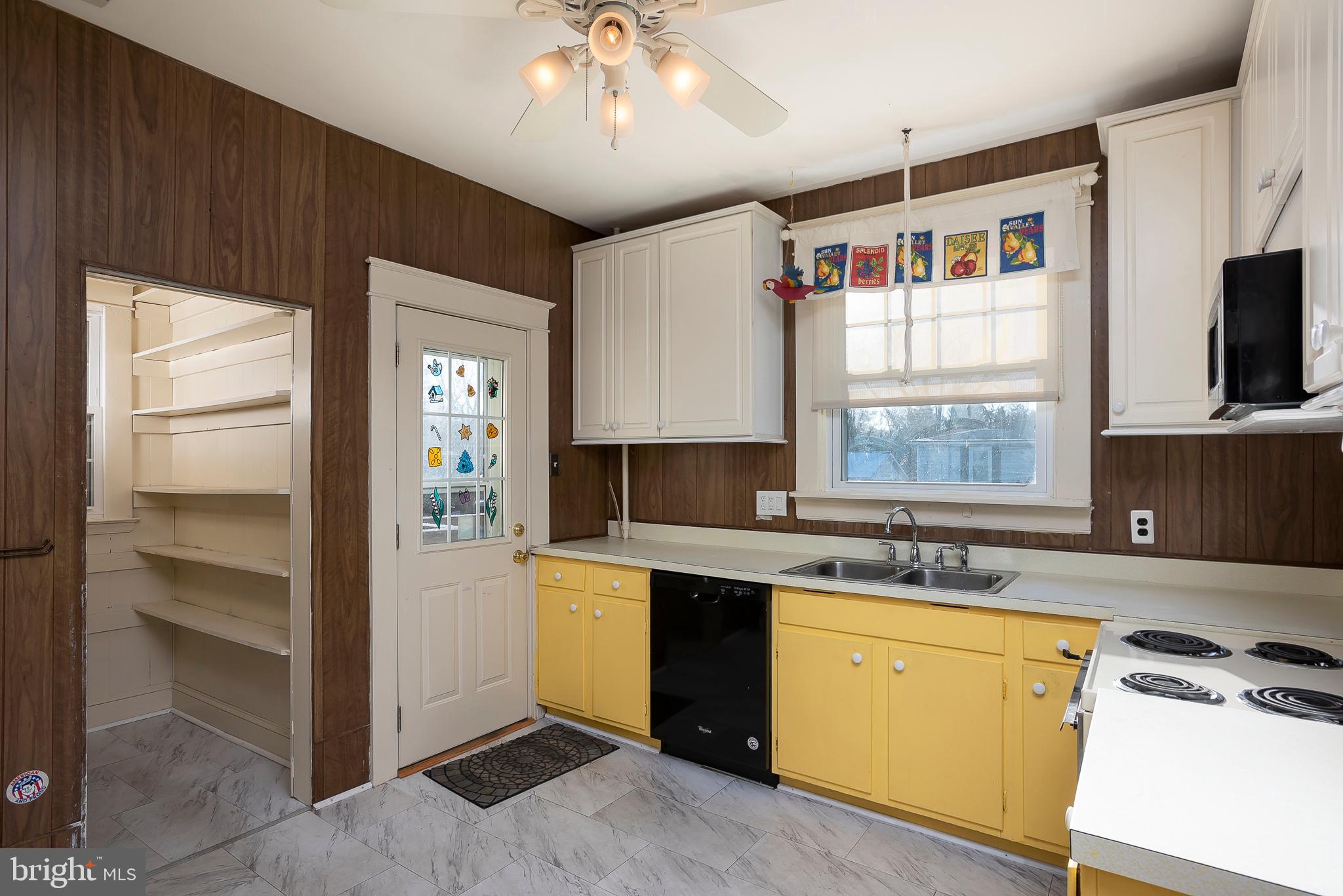 1305 Frederick Road Baltimore, MD 21228 - Photo 12 of 28 Kitchen