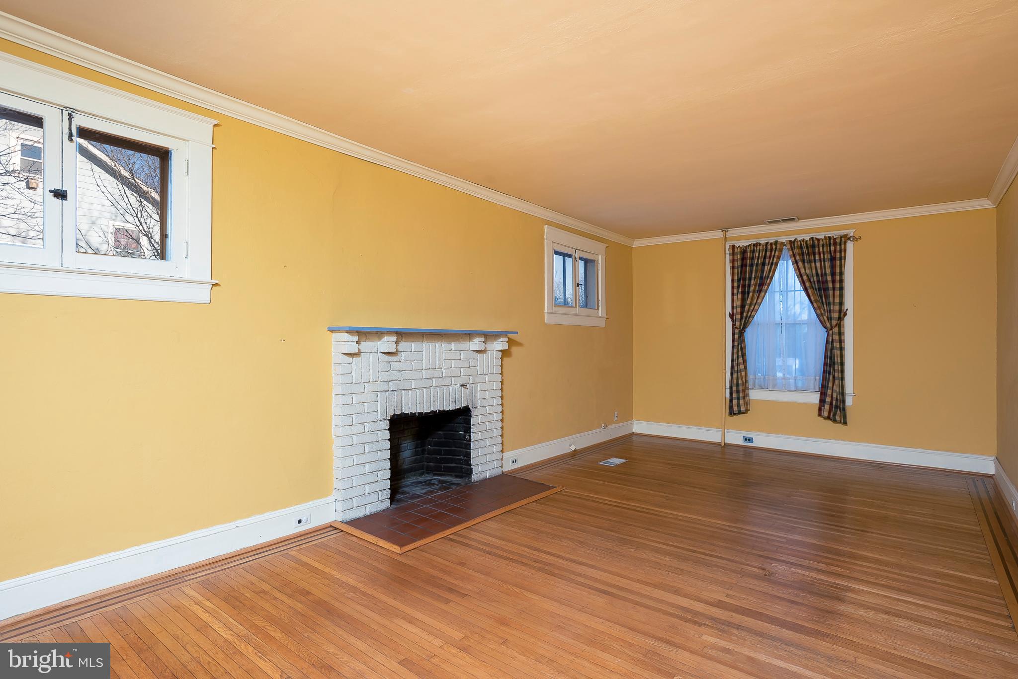 1305 Frederick Road Baltimore, MD 21228 - Photo 5 of 28 Living Room