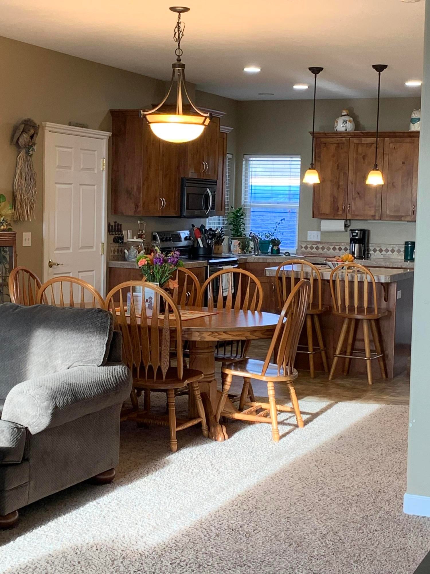 300 East Ridgeview Drive Culver, OR 97734 - Photo 13 of 38 Living,Dining,Kitchen