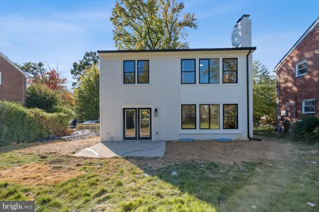 a view of yard with trees