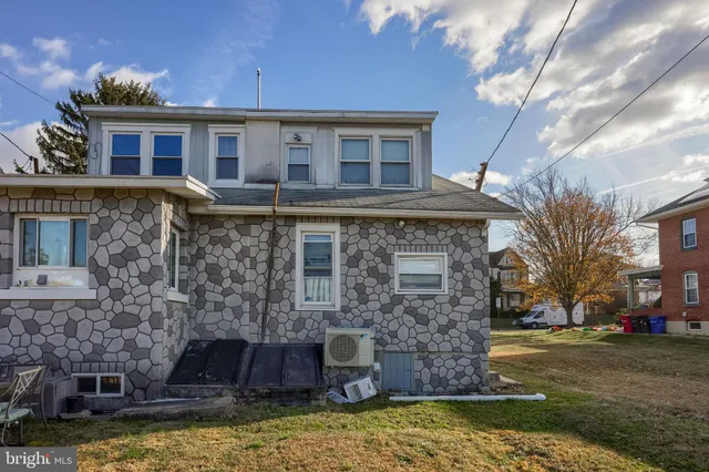a view of livingroom with furniture