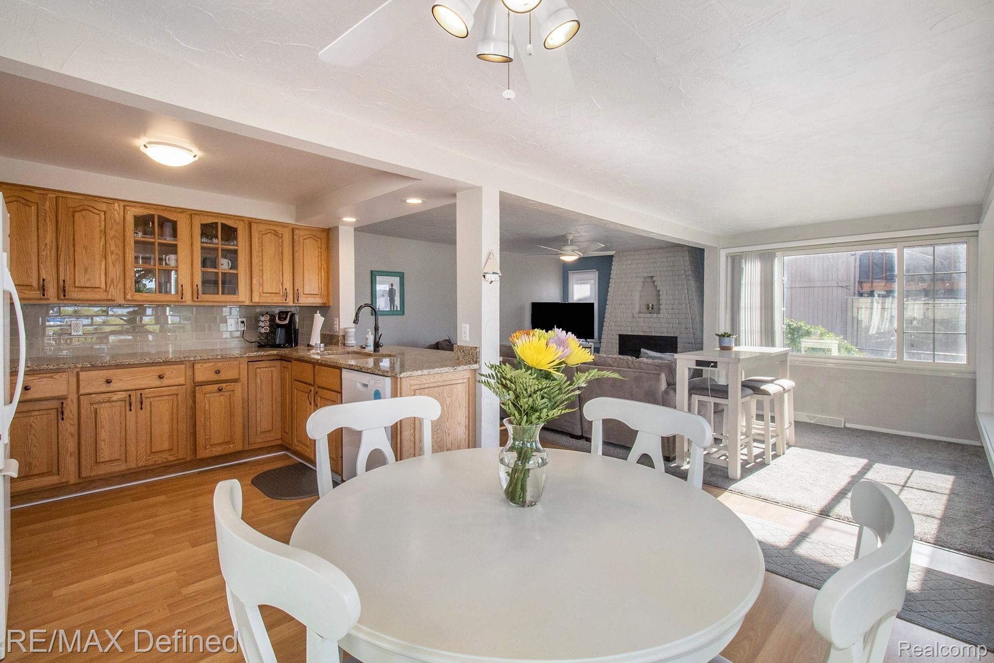 6928 Hatchery Road Waterford, MI 48327 - Photo 4 of 22 4.jpg