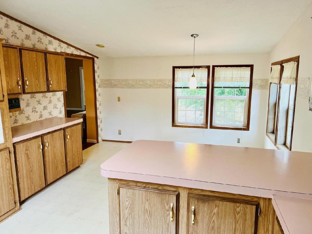 845 Carpenter Hill Road Medford, OR 97501 - Photo 7 of 23 Kitchen eating area