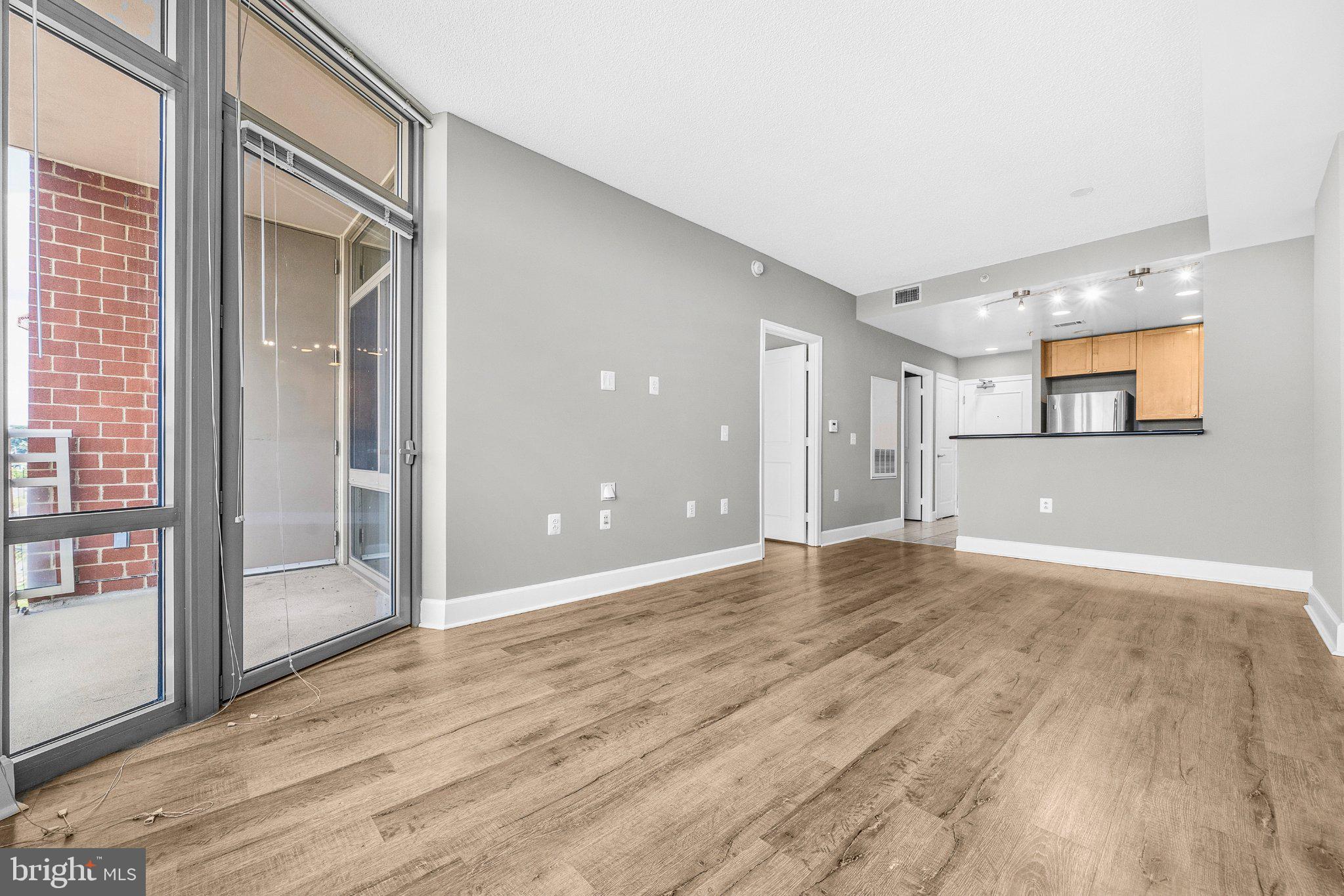 3600 South Glebe Road, Unit 308W Arlington, VA 22202 - Photo 8 of 37 Spacious modern living area awaits you.