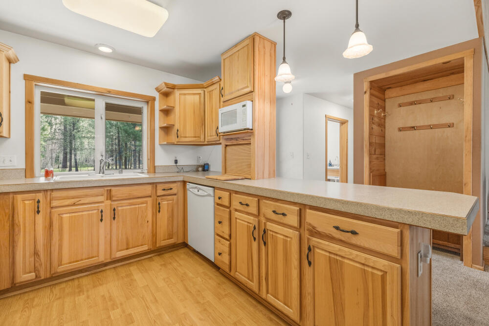 25437 Rocky Point Road Klamath Falls, OR 97601 - Photo 11 of 90 13 kitchen towards laundry