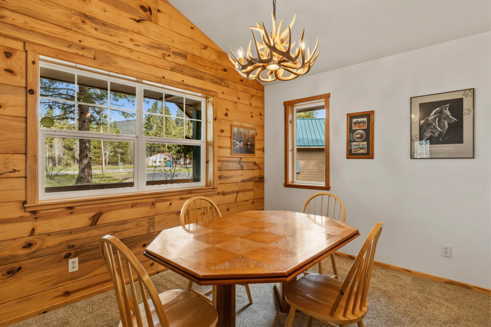 25437 Rocky Point Road Klamath Falls, OR 97601 - Photo 14 of 90 17 eating area