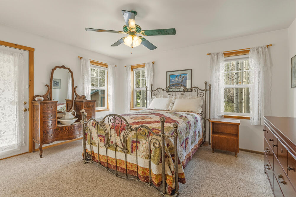 25437 Rocky Point Road Klamath Falls, OR 97601 - Photo 18 of 90 19 Primary bedroom