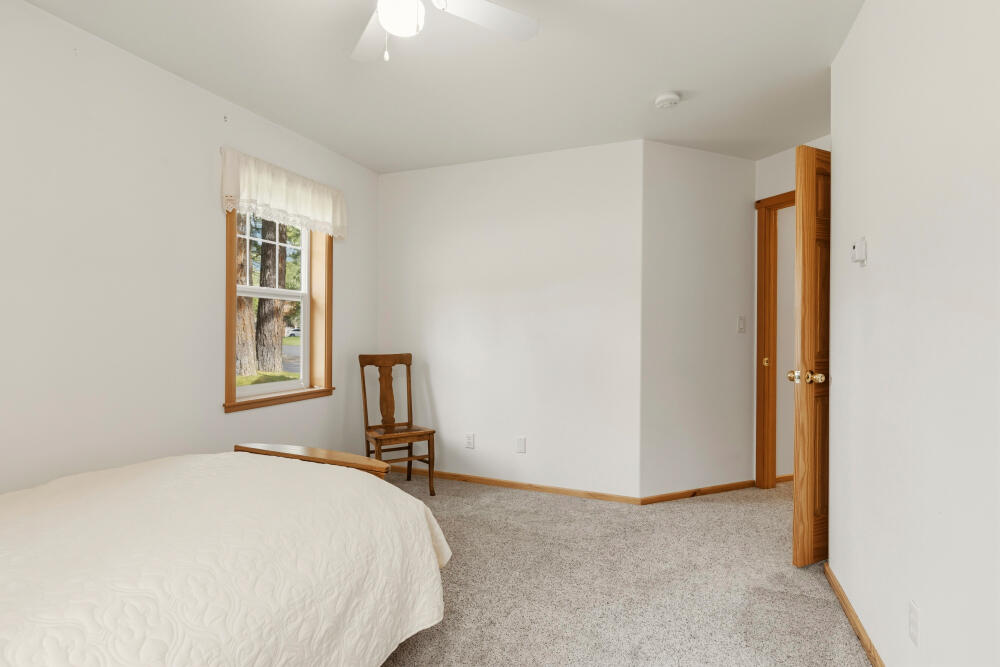 25437 Rocky Point Road Klamath Falls, OR 97601 - Photo 26 of 90 23.5 bedroom downstairs
