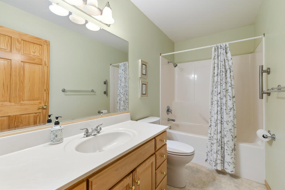 25437 Rocky Point Road Klamath Falls, OR 97601 - Photo 27 of 90 24 downstair bath