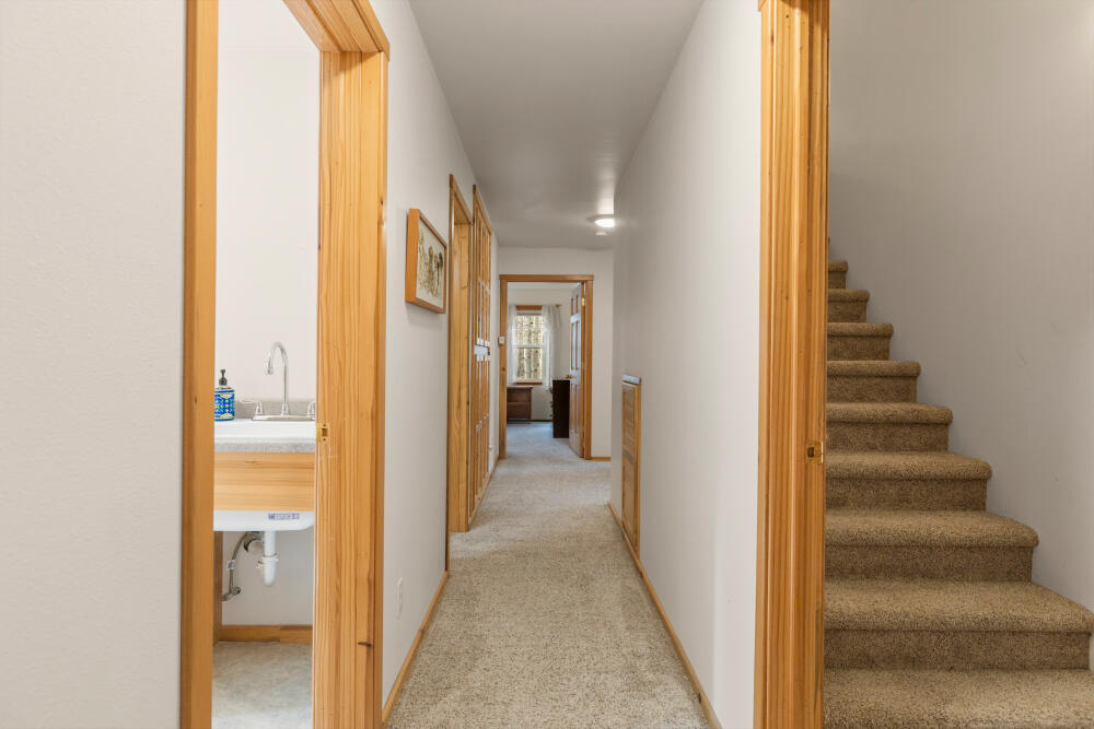 25437 Rocky Point Road Klamath Falls, OR 97601 - Photo 29 of 90 26 hallway from kitchen
