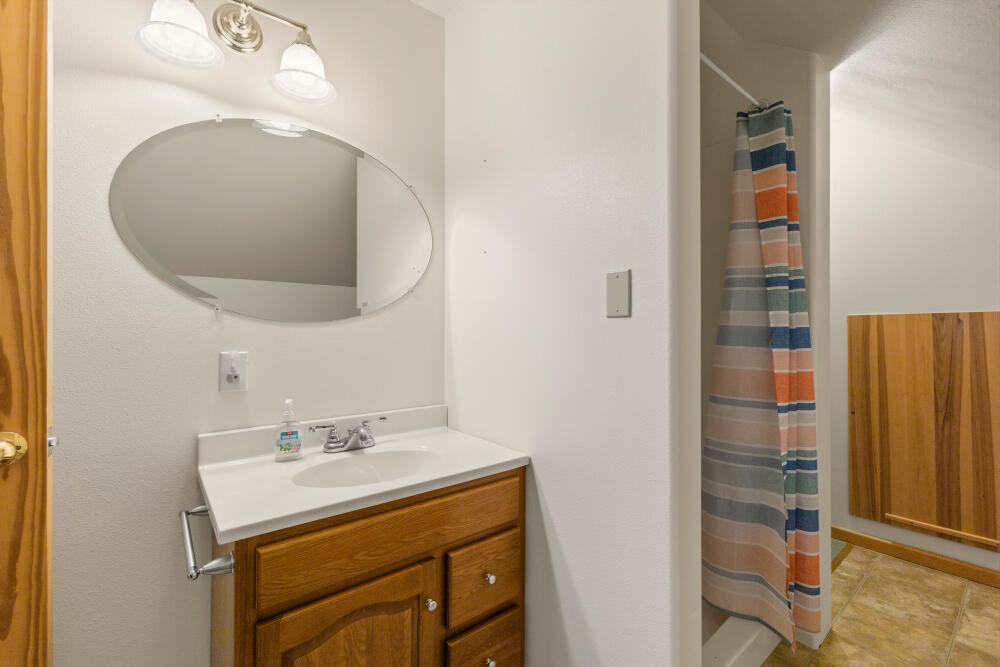 25437 Rocky Point Road Klamath Falls, OR 97601 - Photo 32 of 90 29 upstairs bath