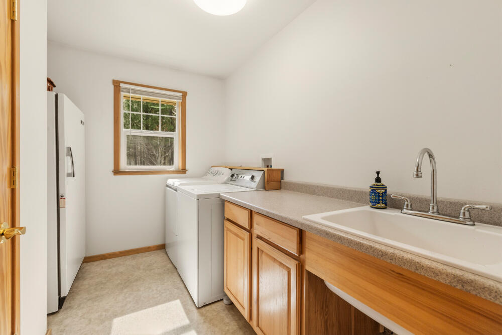 25437 Rocky Point Road Klamath Falls, OR 97601 - Photo 35 of 90 31.5 laundry room