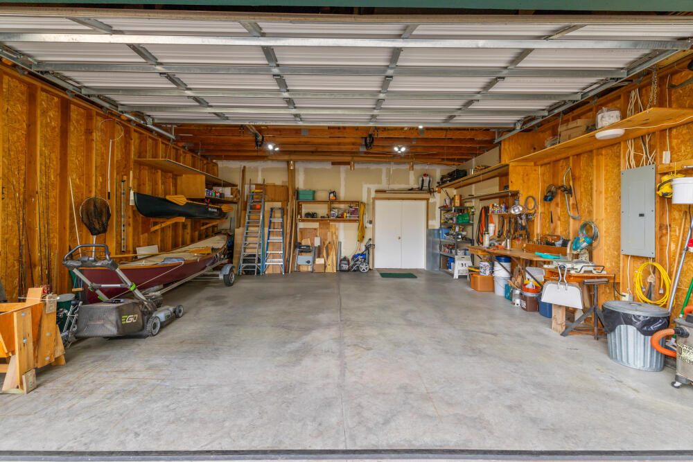 25437 Rocky Point Road Klamath Falls, OR 97601 - Photo 37 of 90 32.5 Inside second garage