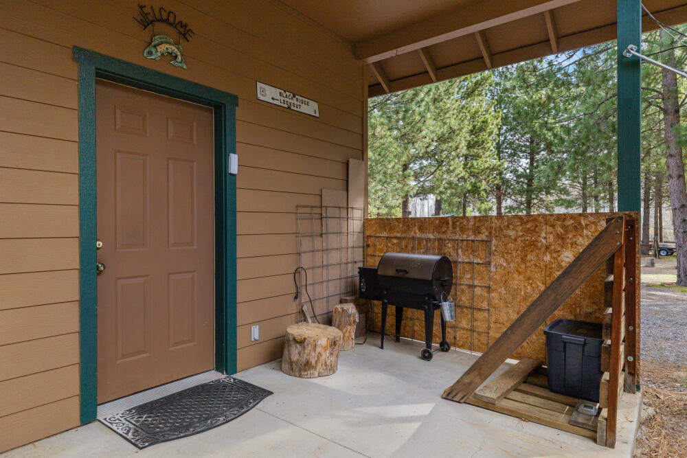 25437 Rocky Point Road Klamath Falls, OR 97601 - Photo 38 of 90 33 shop door from the house