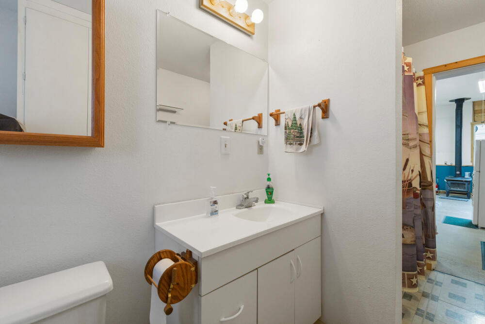 25437 Rocky Point Road Klamath Falls, OR 97601 - Photo 40 of 90 36 full bath in shop