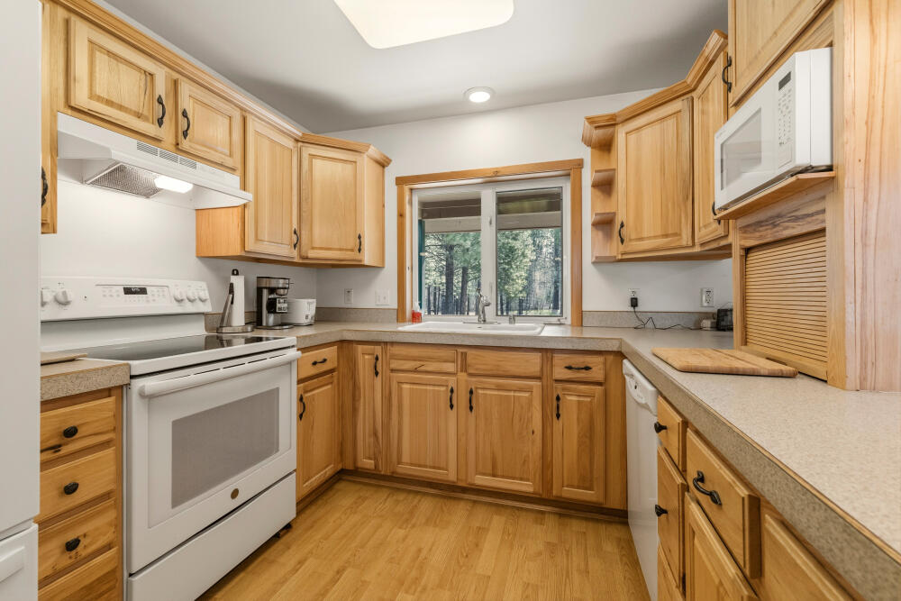 25437 Rocky Point Road Klamath Falls, OR 97601 - Photo 9 of 90 11 kitchen