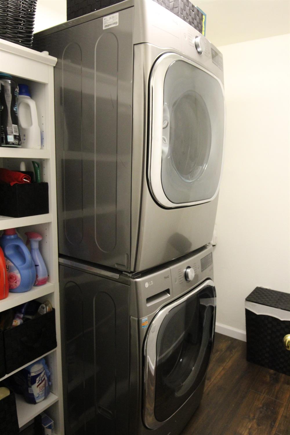 2653 Ashcroft Avenue Clovis, CA 93611 - Photo 15 of 45 a utility room with dryer and washer