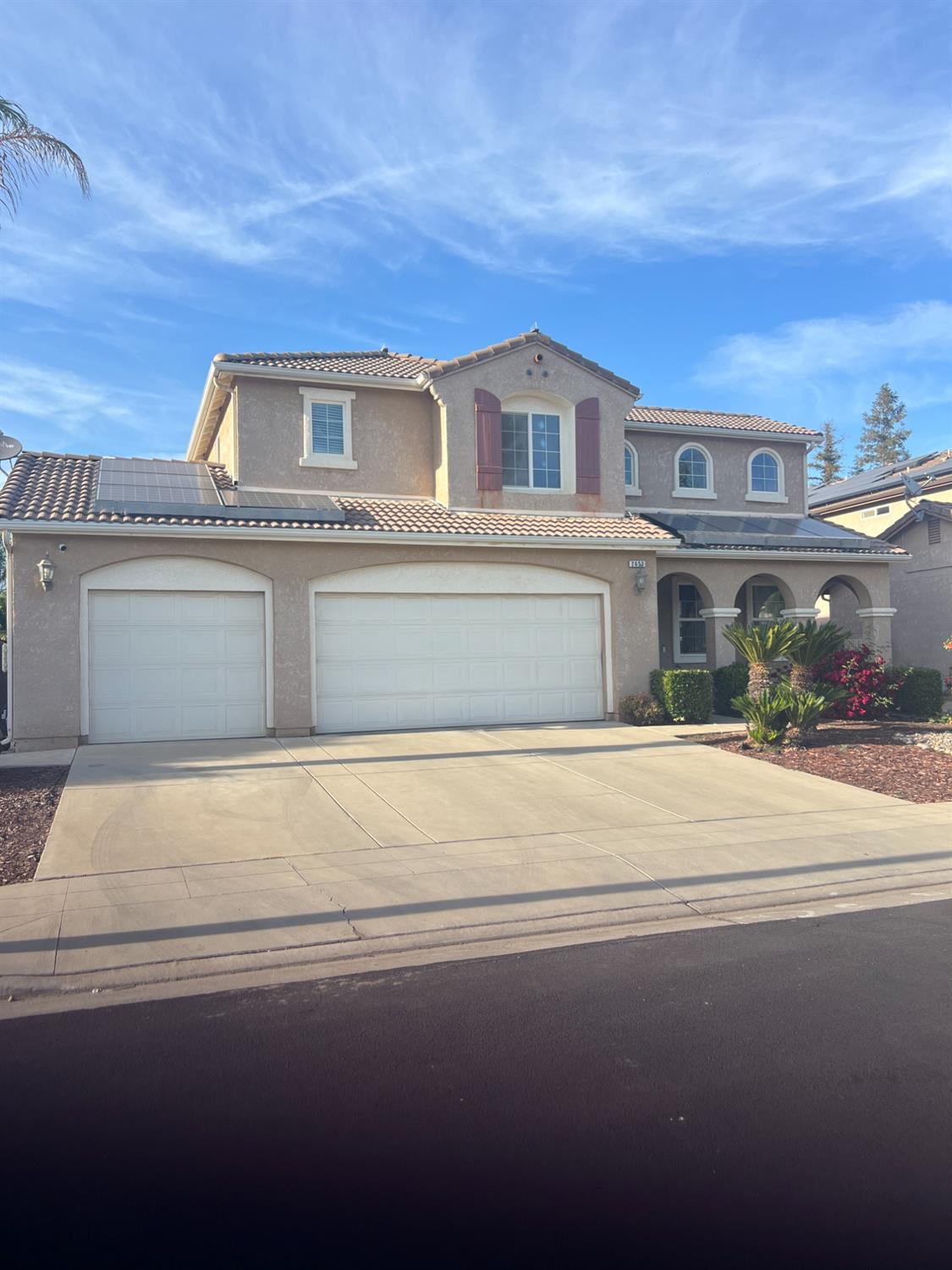 2653 Ashcroft Avenue Clovis, CA 93611 - Photo 3 of 45 a house view with a garden space