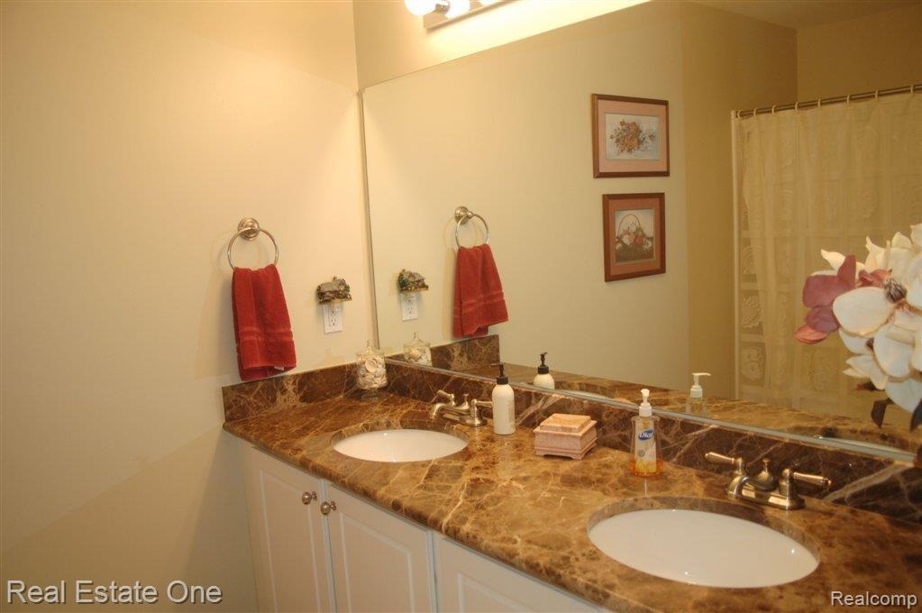 2453 Winding Brook Court, Unit 50 Rochester, MI 48309 - Photo 17 of 19 hall bath.JPG