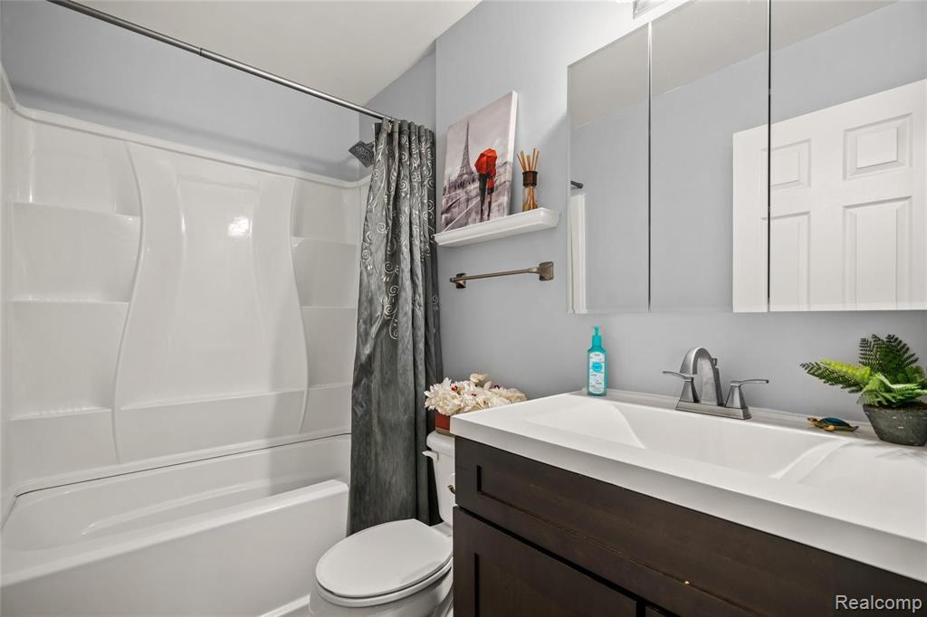 2447 Eastern Avenue Rochester Hills, MI 48307 - Photo 14 of 41