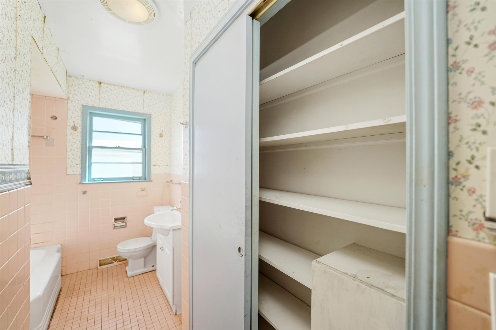 1725 North Happ Road Northbrook, IL 60062 - Photo 14 of 33 a bathroom with a toilet and a sink