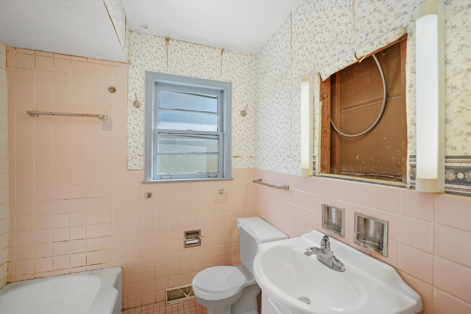 1725 North Happ Road Northbrook, IL 60062 - Photo 15 of 33 a bathroom with a toilet sink and mirror