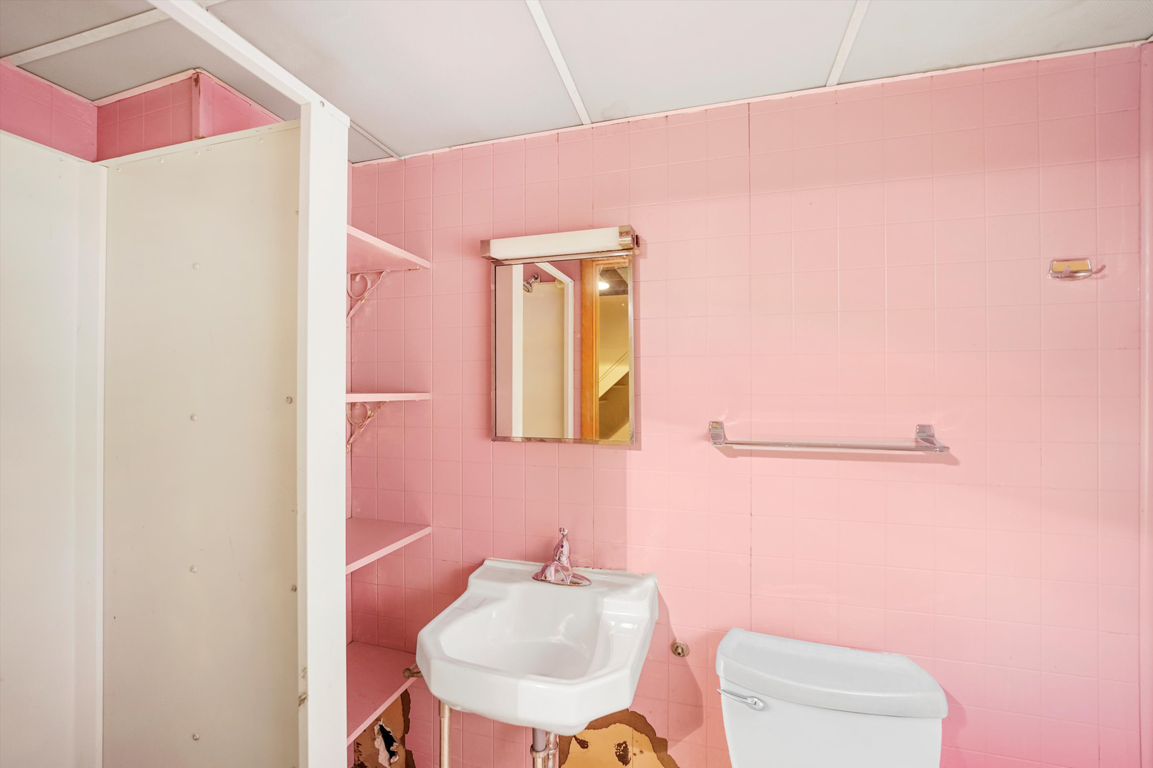 1725 North Happ Road Northbrook, IL 60062 - Photo 23 of 33 a bathroom with a sink mirror and toilet