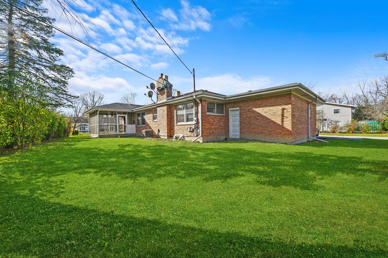 1725 North Happ Road Northbrook, IL 60062 - Photo 29 of 33 a front view of a house with garden