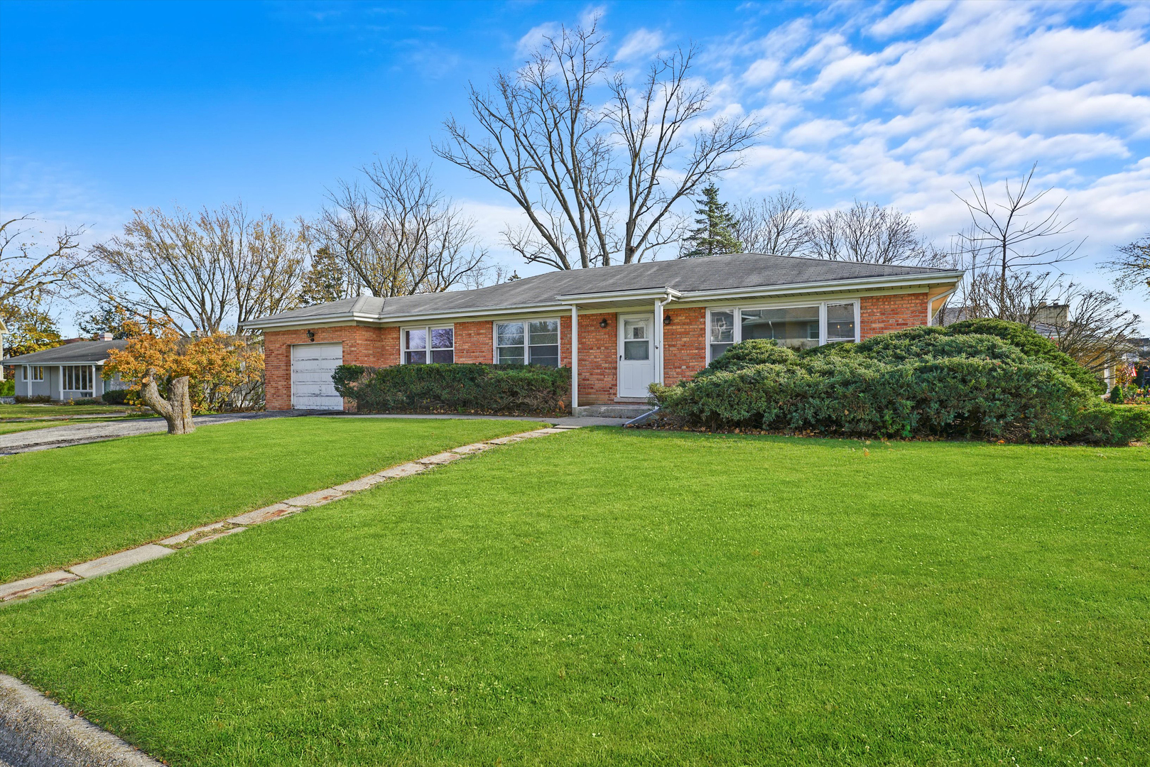 1725 North Happ Road Northbrook, IL 60062 - Photo 4 of 33 a front view of house with yard and green space