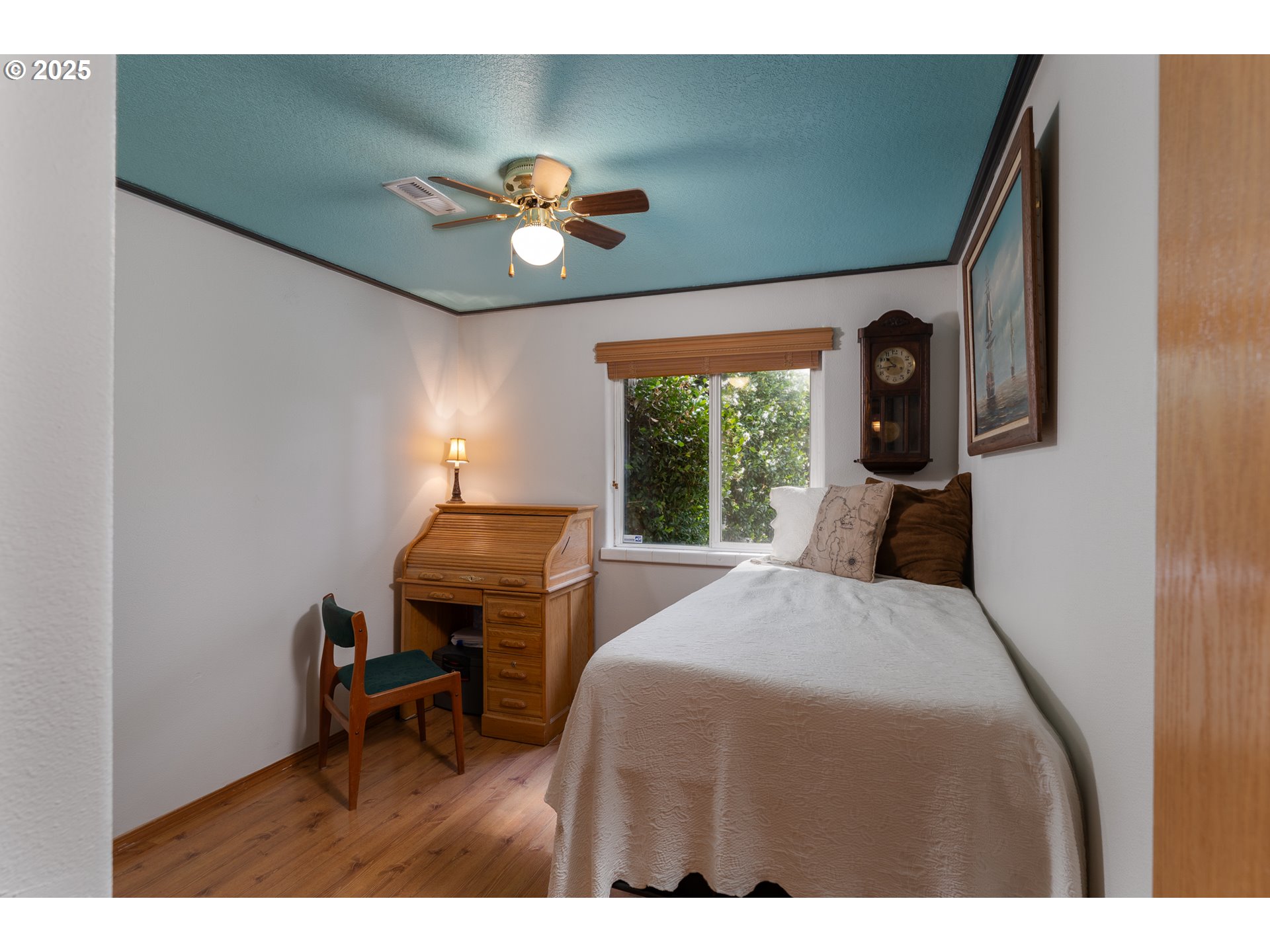 1108 Hadley Road Newberg, OR 97132 - Photo 23 of 42 a bedroom with a bed and a large window