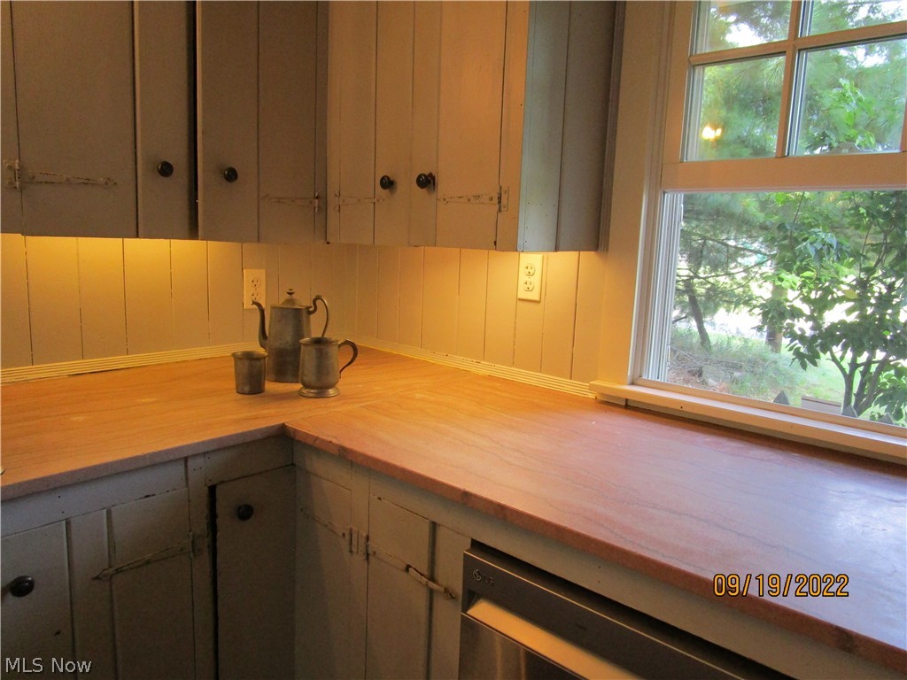 1454 Fixler Road Wadsworth, OH 44281 - Photo 11 of 28 Kitchen with undercabinet lighting.