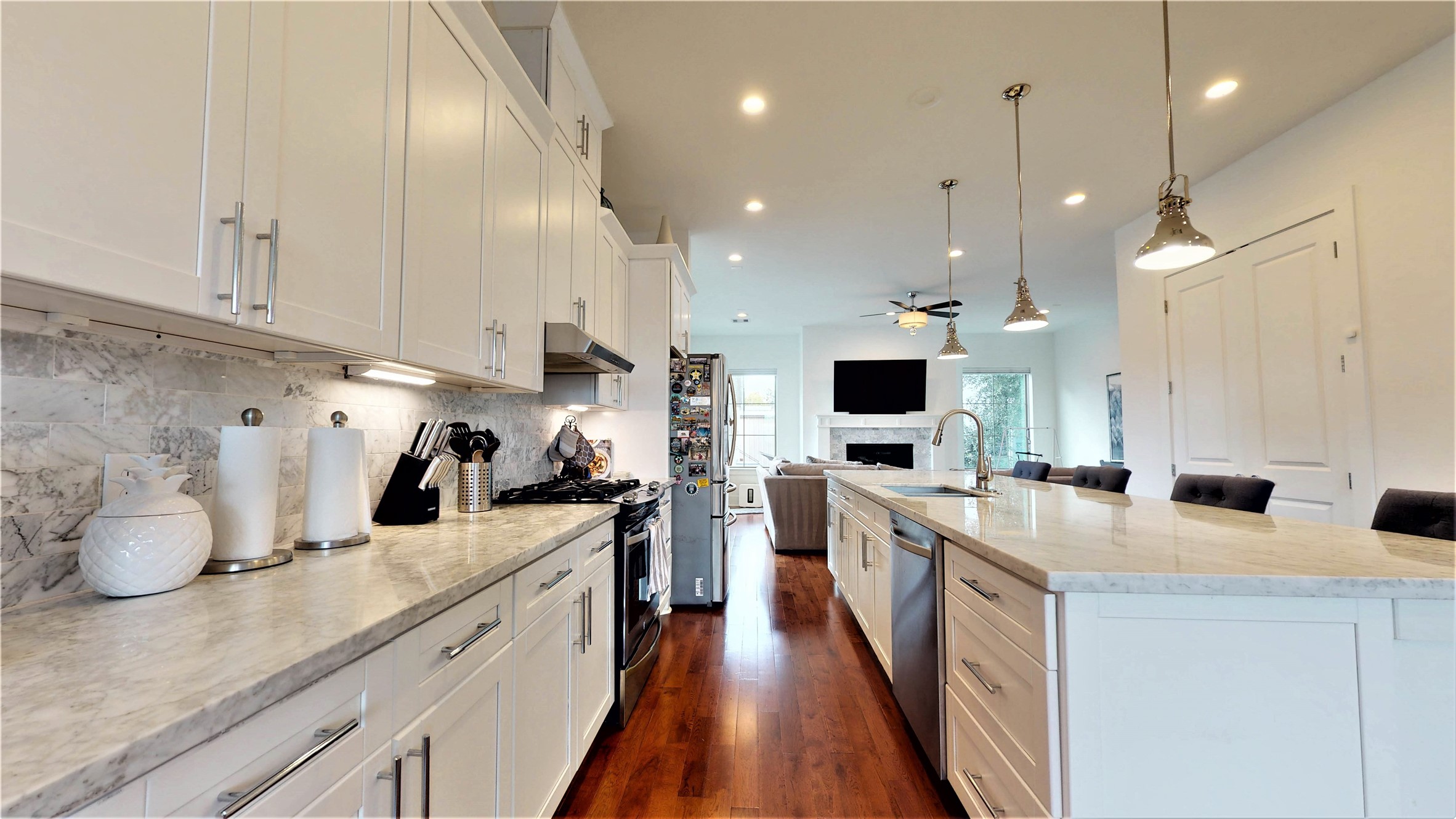 5422 Darling Street, Unit C Houston, TX 77007 - Photo 9 of 35 Chef's Kitchen / Marble Island