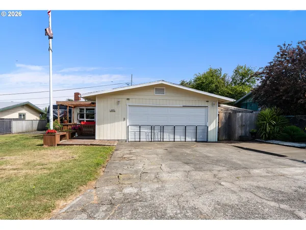 $385,000 | 1070 Arago Avenue, Coos Bay, OR 97420