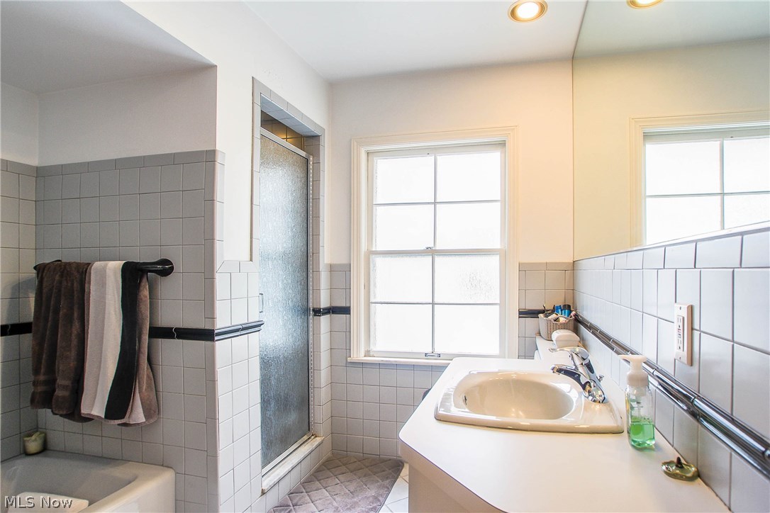 2535 Milton Road Cleveland, OH 44118 - Photo 12 of 14 Gallery Image 12