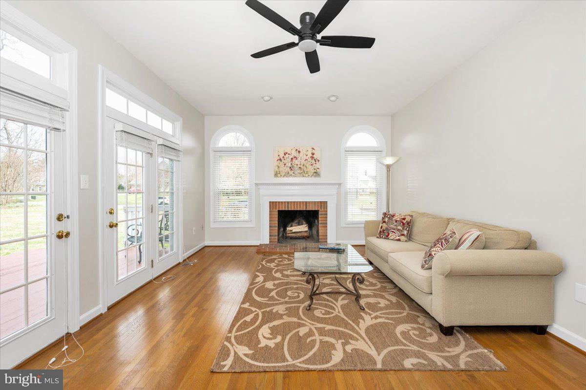 17900 Hickman Street Poolesville, MD 20837 - Photo 25 of 97 LOOK at all the natural light!