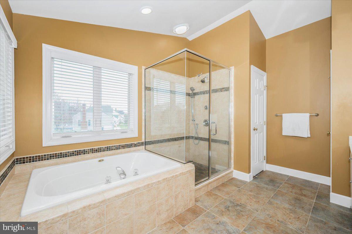 17900 Hickman Street Poolesville, MD 20837 - Photo 37 of 97 Huge 4 piece Primary Bath with Toilet closet